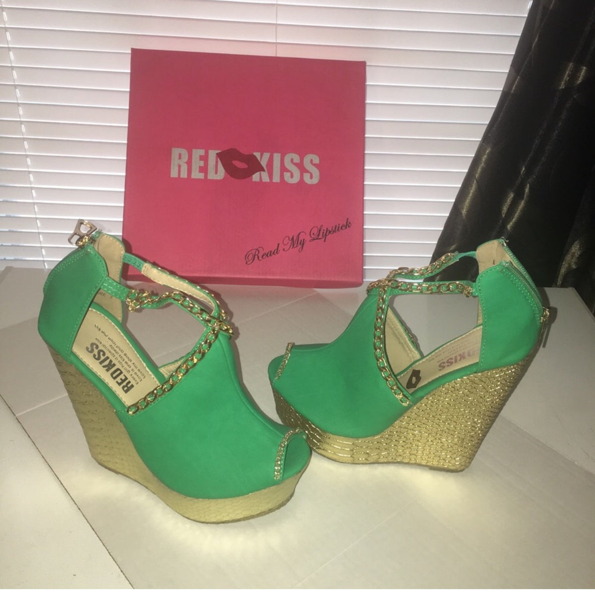 Red Kiss Gold Couture Green Chain Wedges