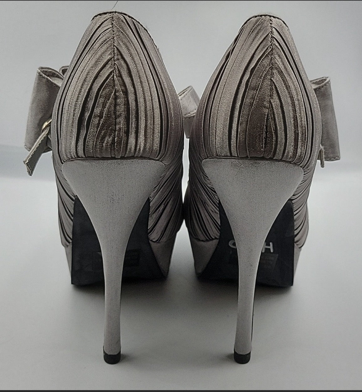 Tacones Qupid de satén gris peltre con lazo