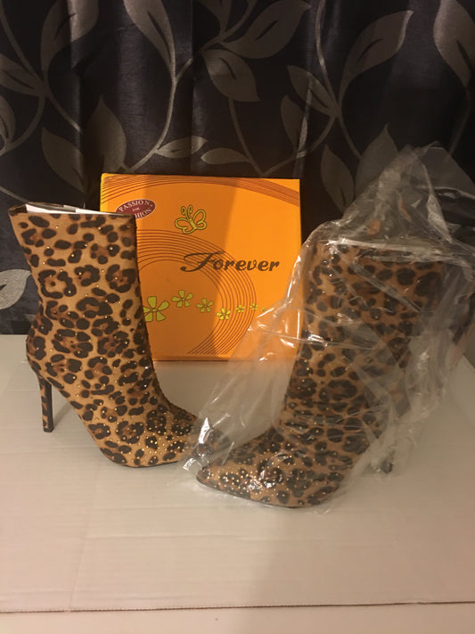 Botines con tacón de leopardo de Forever Cat Walk