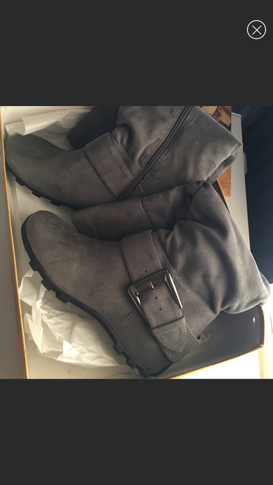 Botas planas hasta la rodilla de ante gris