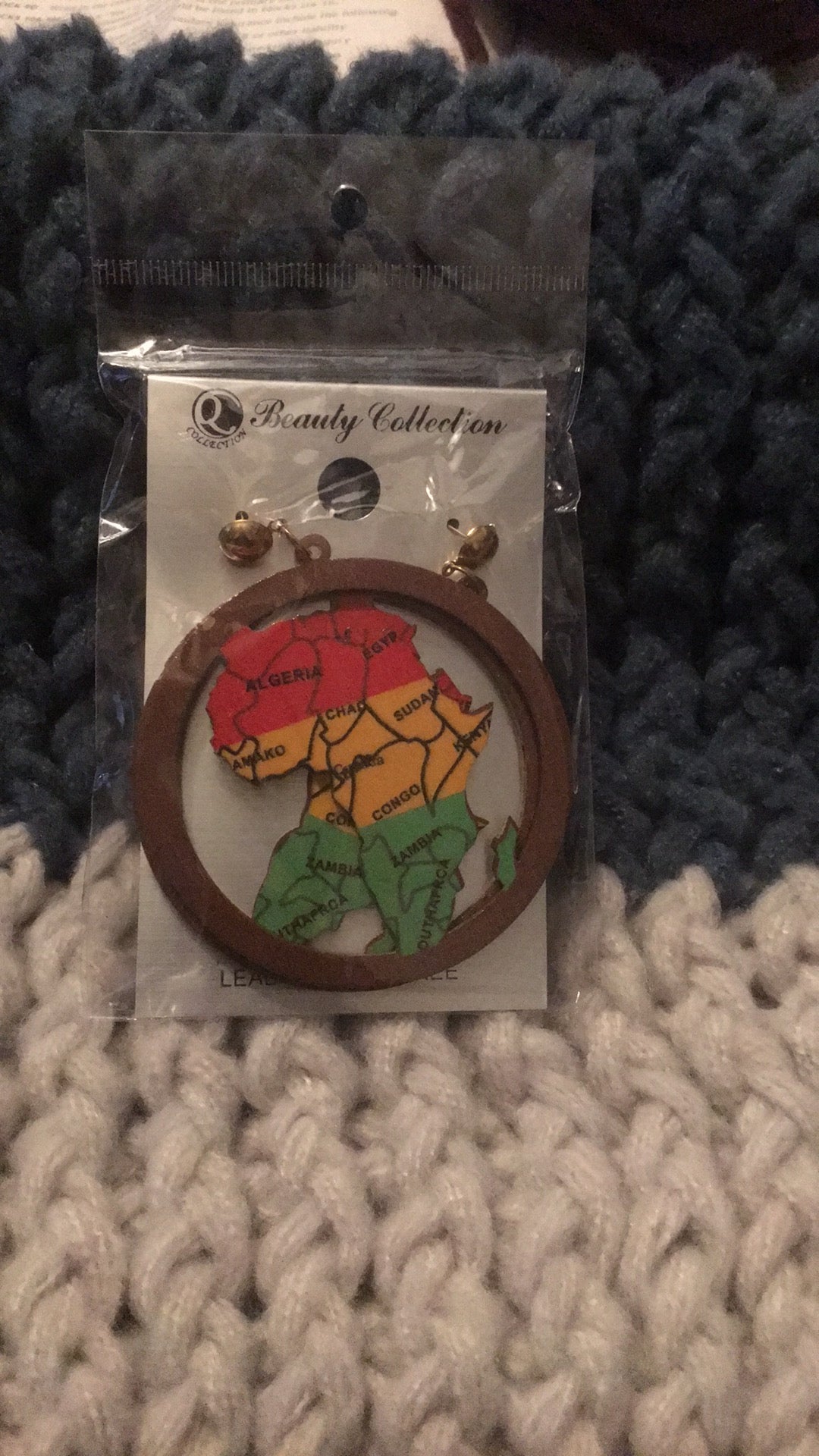 Pendientes africanos de madera marrón, rojo, amarillo y verde