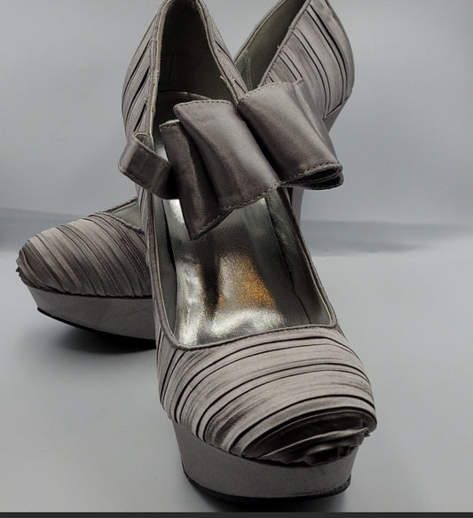 Tacones Qupid de satén gris peltre con lazo
